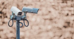 Kamerás megfigyelés a munkahelyen: a munkáltatói ellenőrzés jogi keretei