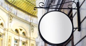 Plexi lap mint márkakommunikációs eszköz: kreatív design lehetőségek vállalkozásoknak